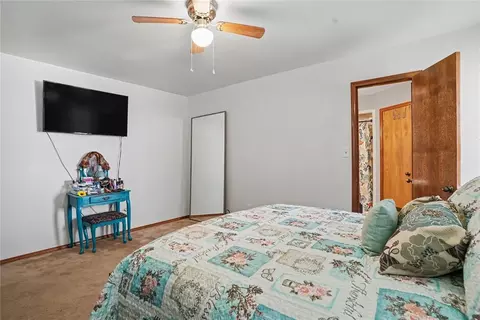 Bedroom - 305 Mallard Cir, Altus, OK 73521 photo 2 of 4