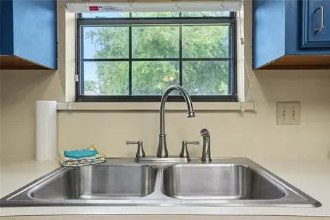Kitchen - 305 Mallard Cir, Altus, OK 73521 photo 6 of 7