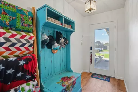 Entry Way - 305 Mallard Cir, Altus, OK 73521 photo 1 of 3
