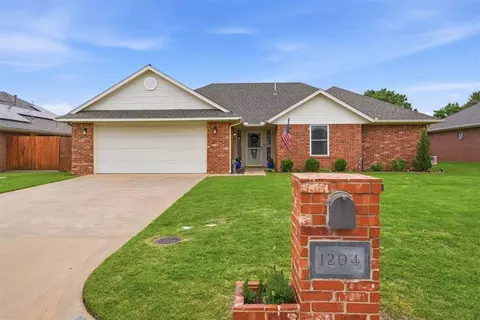 1204 Wendy Ln, Altus, OK 73521