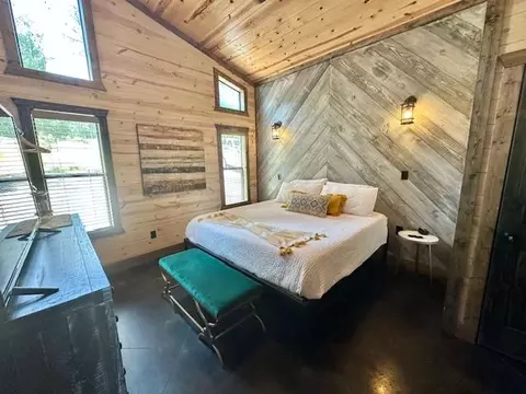 Bedroom - 46 Oak Spring Cir, Broken Bow, OK 74728 photo 2 of 5