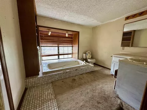 Bath - 18486 E 1270 Rd, Sayre, OK 73662 photo 1 of 2