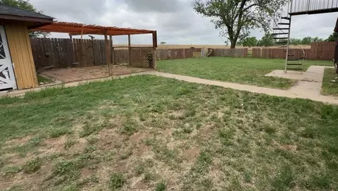 Exterior - 18486 E 1270 Rd, Sayre, OK 73662 photo 3 of 5