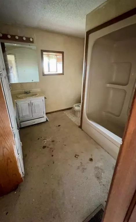Bath - 18486 E 1270 Rd, Sayre, OK 73662 photo 2 of 2