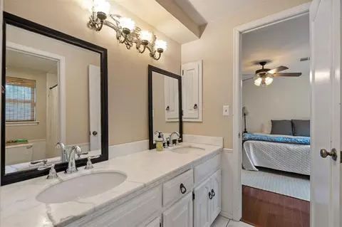 Bath - 714 Long Cir, Norman, OK 73071 photo 4 of 5