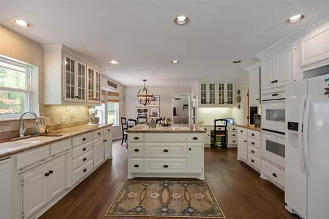 Kitchen - 714 Long Cir, Norman, OK 73071 photo 3 of 4