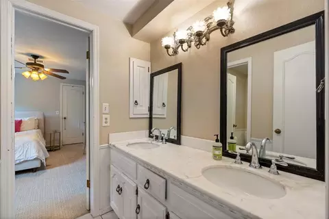 Bath - 714 Long Cir, Norman, OK 73071 photo 3 of 5