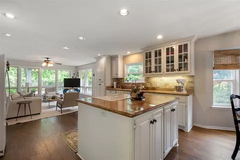 Kitchen - 714 Long Cir, Norman, OK 73071 photo 4 of 4