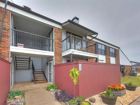 3003 River Oaks Dr #204, Norman, OK 73072