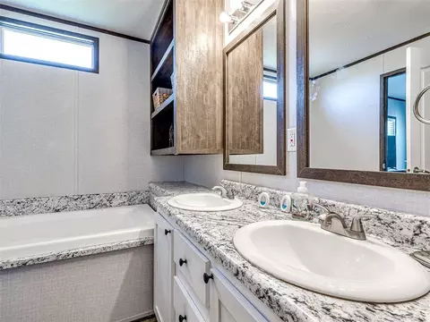 Bath - 30211 Mooney St, Wayne, OK 73095 photo 3 of 6