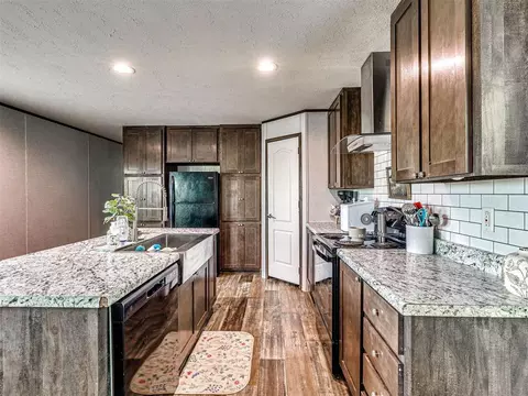Kitchen - 30211 Mooney St, Wayne, OK 73095 photo 5 of 6
