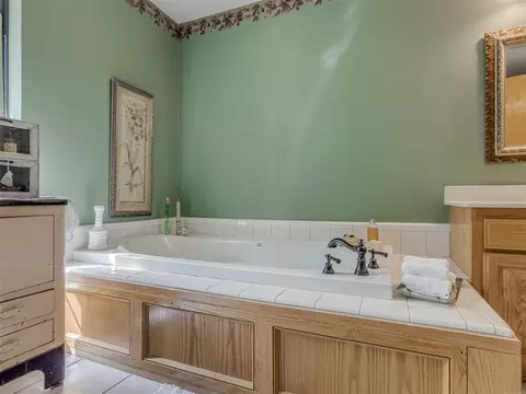 Bath - 1420 Canyon Lake Rd, Calumet, OK 73014 photo 4 of 7
