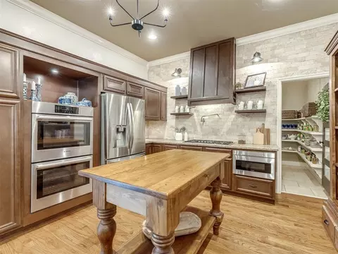 1228 Marlboro Ln, Nichols Hills, OK 73116