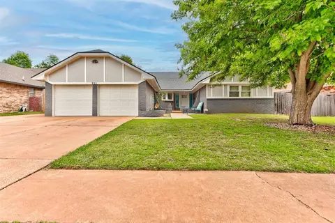 913 NE 4th St, Moore, OK 73160