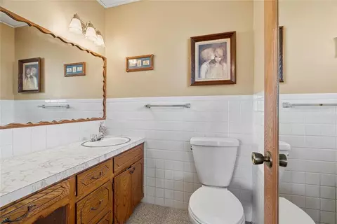 Bath - 808 Mimosa Dr, Watonga, OK 73772 photo 1 of 2
