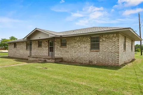 Exterior - 808 Mimosa Dr, Watonga, OK 73772 photo 3 of 6