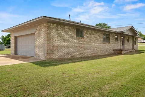 Exterior - 808 Mimosa Dr, Watonga, OK 73772 photo 2 of 6