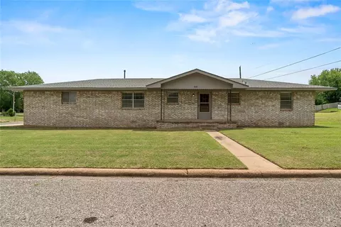 808 Mimosa Dr, Watonga, OK 73772