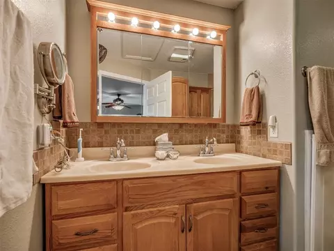 Bath - 115686 S 4190th Rd, Checotah, OK 74426 photo 4 of 6