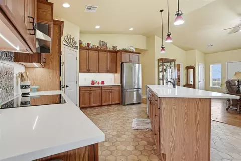 Kitchen - 18784 E 1130 Rd, Sayre, OK 73662 photo 3 of 4