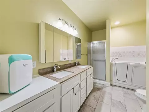 Bath - 18784 E 1130 Rd, Sayre, OK 73662 photo 1 of 7