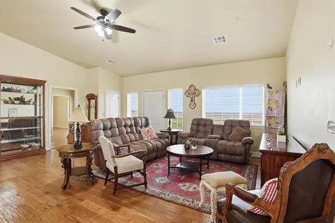 Living - 18784 E 1130 Rd, Sayre, OK 73662 photo 2 of 3