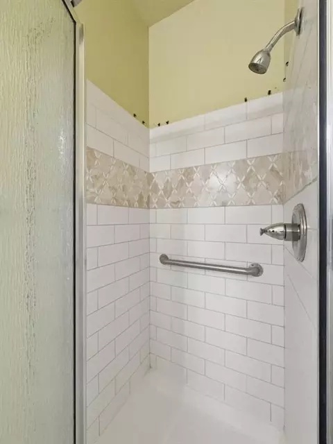 Bath - 18784 E 1130 Rd, Sayre, OK 73662 photo 4 of 7