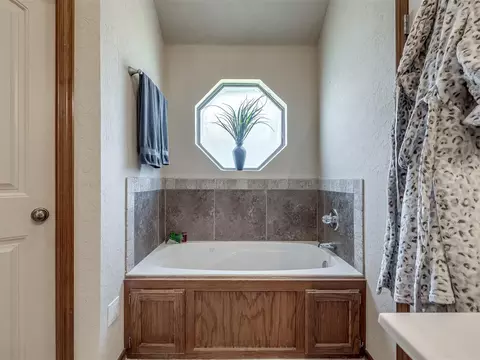 Bath - 3312 Ashton Dr, Moore, OK 73160 photo 2 of 10