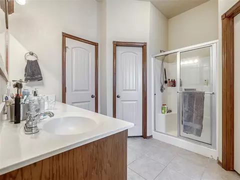 Bath - 3312 Ashton Dr, Moore, OK 73160 photo 4 of 10