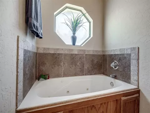 Bath - 3312 Ashton Dr, Moore, OK 73160 photo 3 of 10