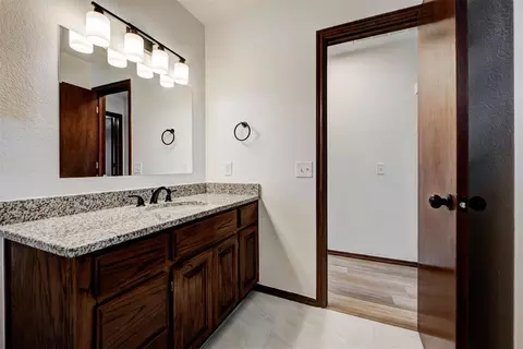 Bath - 2800 Dalewood Pl, Norman, OK 73071 photo 9 of 9