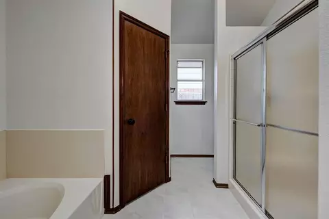 Bath - 2800 Dalewood Pl, Norman, OK 73071 photo 2 of 9