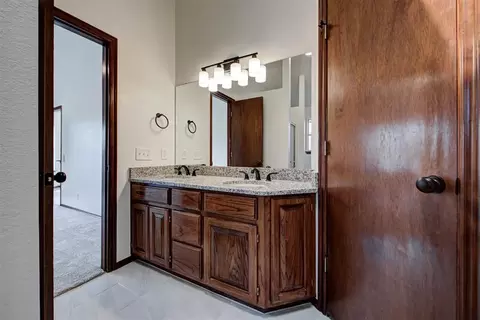 Bath - 2800 Dalewood Pl, Norman, OK 73071 photo 6 of 9