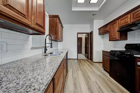 Kitchen - 2800 Dalewood Pl, Norman, OK 73071 photo 2 of 6
