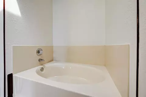 Bath - 2800 Dalewood Pl, Norman, OK 73071 photo 5 of 9