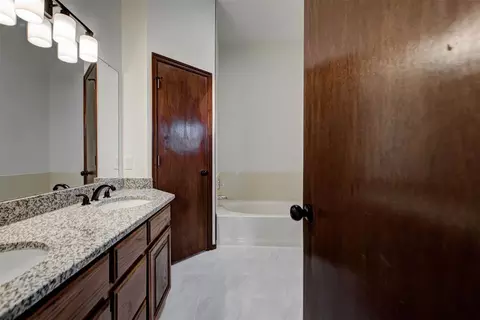 Bath - 2800 Dalewood Pl, Norman, OK 73071 photo 1 of 9