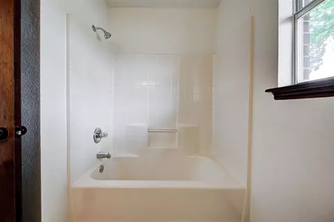 Bath - 2800 Dalewood Pl, Norman, OK 73071 photo 8 of 9