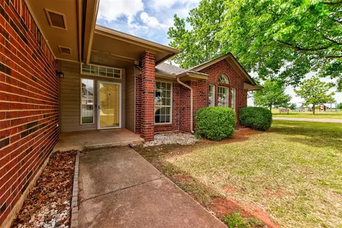 Exterior - 2800 Dalewood Pl, Norman, OK 73071 photo 4 of 6