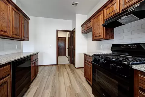 Kitchen - 2800 Dalewood Pl, Norman, OK 73071 photo 3 of 6