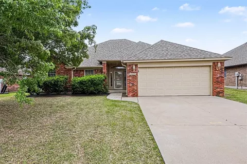 4005 Notting Hill Dr, Moore, OK 73160