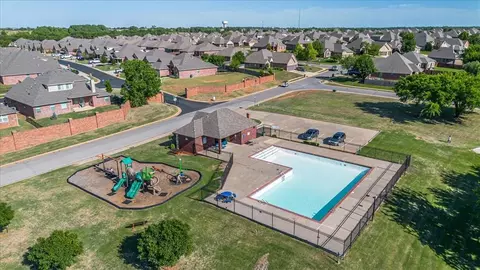 View/Area - 4924 Champlain Pl, Edmond, OK 73025 photo 2 of 3