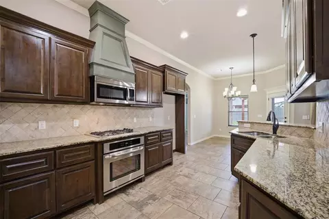 Kitchen - 4924 Champlain Pl, Edmond, OK 73025 photo 2 of 2