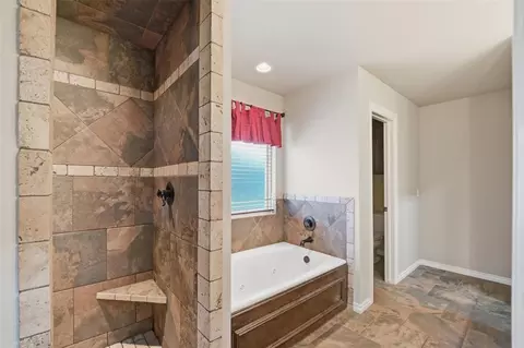 Bath - 4924 Champlain Pl, Edmond, OK 73025 photo 3 of 5