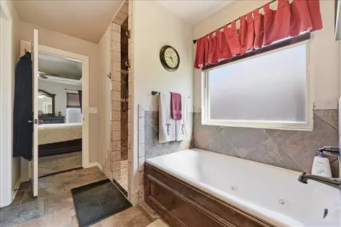 Bath - 4924 Champlain Pl, Edmond, OK 73025 photo 2 of 5