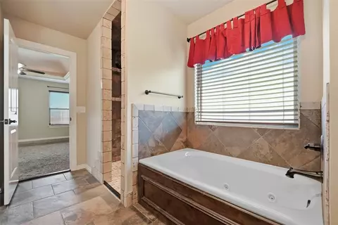 Bath - 4924 Champlain Pl, Edmond, OK 73025 photo 4 of 5
