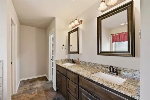 Bath - 4924 Champlain Pl, Edmond, OK 73025 photo 2 of 5