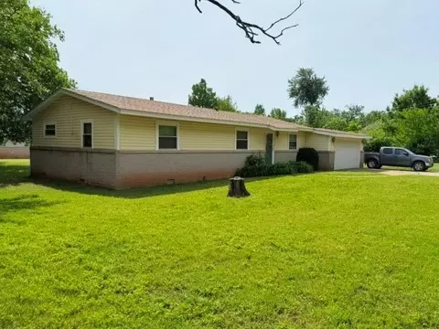 Exterior - 300 Division St, Arcadia, OK 73007 photo 7 of 13