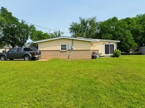 Exterior - 300 Division St, Arcadia, OK 73007 photo 12 of 13