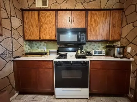 Kitchen - 300 Division St, Arcadia, OK 73007 photo 5 of 5