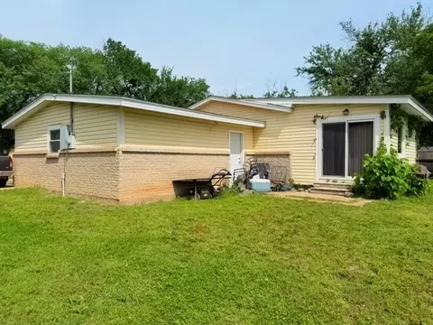 Exterior - 300 Division St, Arcadia, OK 73007 photo 11 of 13